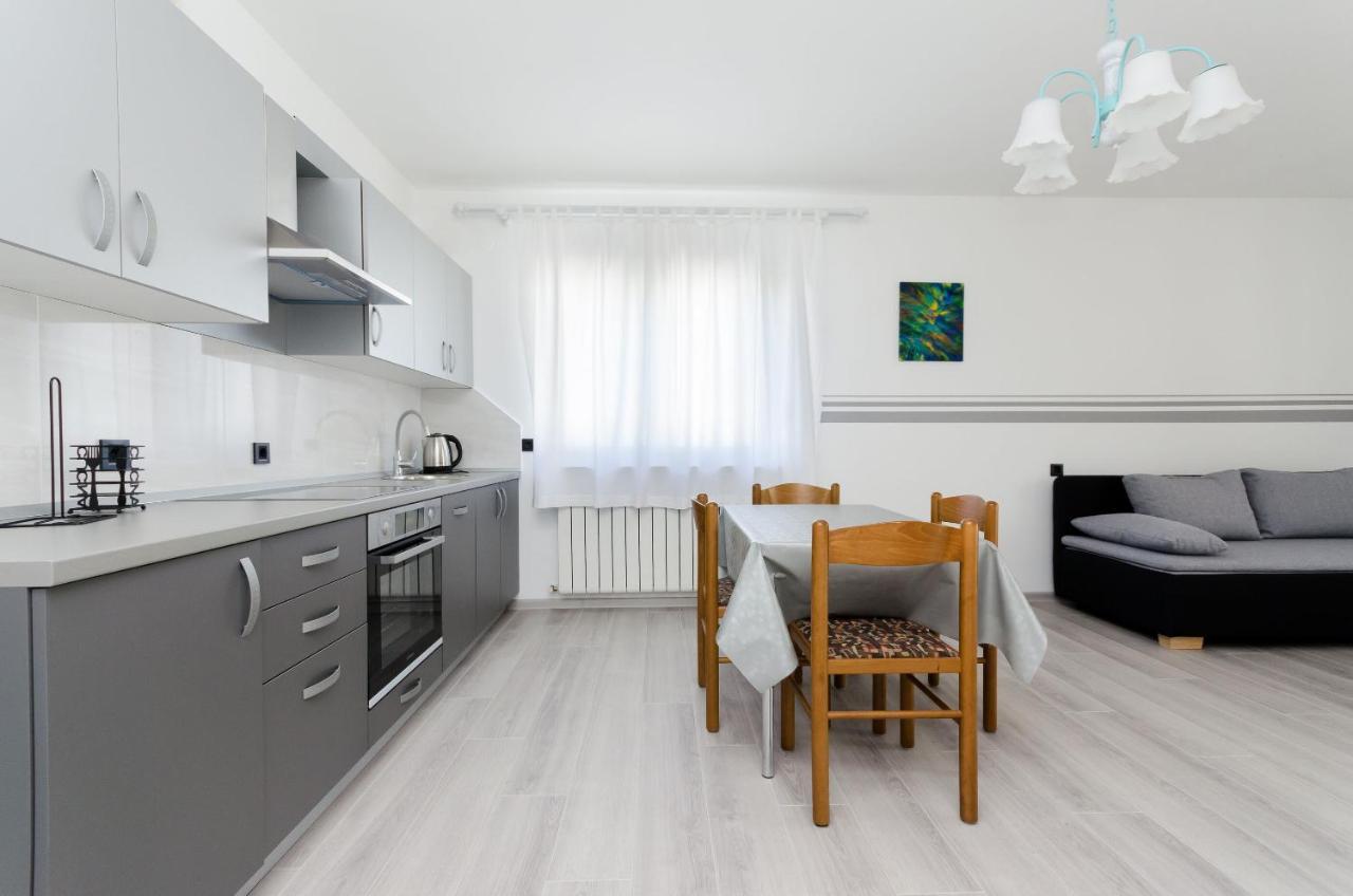 Banjol Apartments Slavica R מראה חיצוני תמונה
