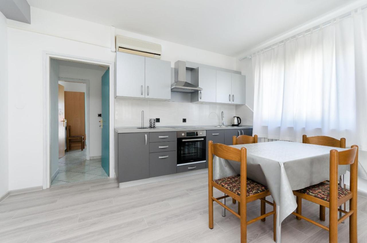 Banjol Apartments Slavica R מראה חיצוני תמונה