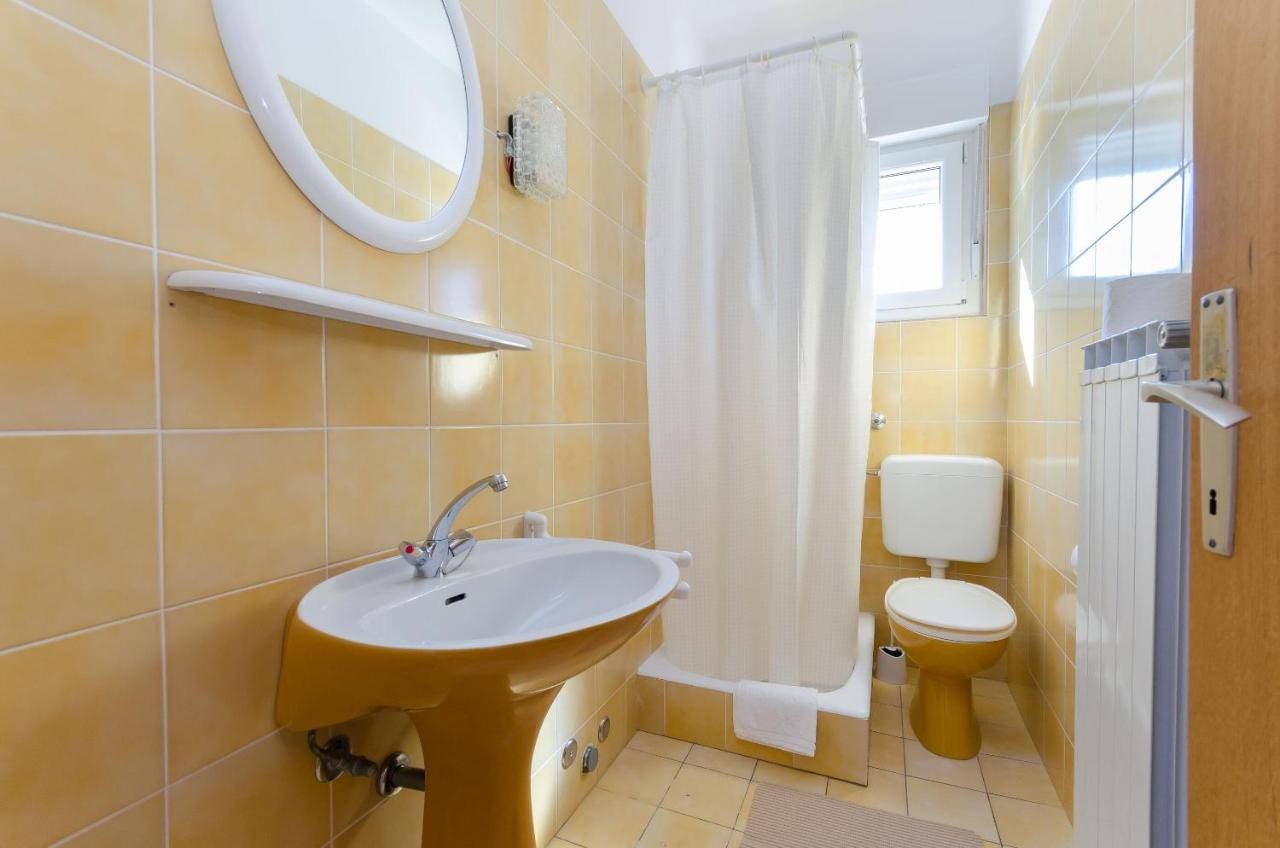 Banjol Apartments Slavica R מראה חיצוני תמונה